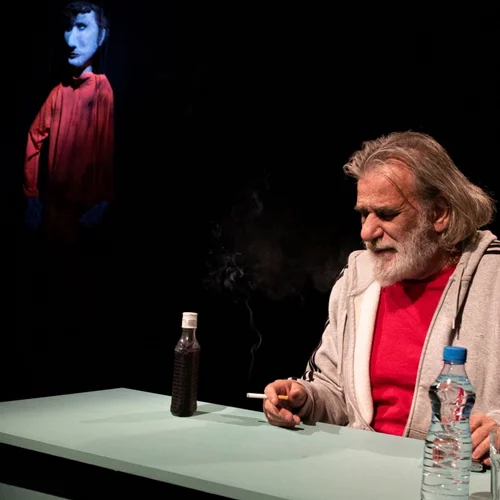 Αγαπημένοι Έλληνες συγγραφείς που θα ξανασυναντήσουμε στις παραστάσεις της σεζόν