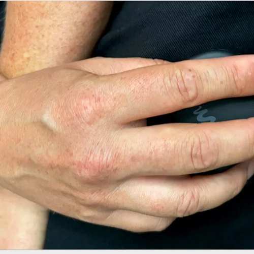 Ένα αυτοσχέδιο καφενείο κατασκευάζεται μέσα στο cross section archive και Αγγελική Παπούλια και Σοφία Κόκκαλη παίρνουν θέση τη βραδιά των εγκαινίων