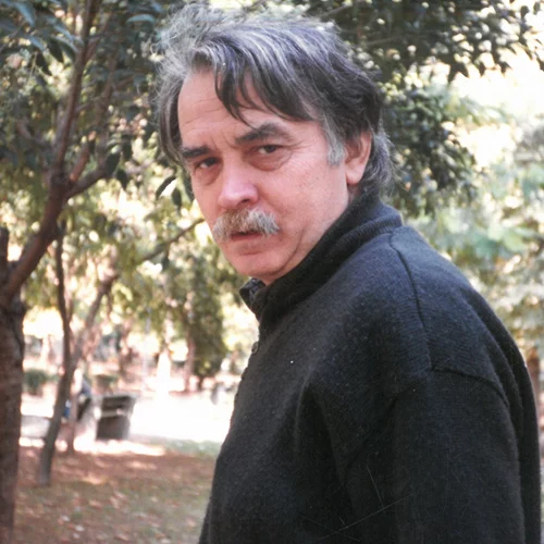 Ο Λάκης Παπαστάθης πέρα από το "Παρασκήνιο": Το Μουσείο Μπενάκη τιμά τον πολυσχιδή δημιουργό