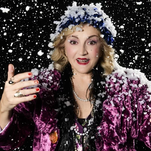 Υρώ Μανέ: "Όσο μικρή, ταπεινή ή αόρατη κι αν φαίνεται μια γυναίκα, μπορεί να βρει τη δύναμη να σταθεί μπροστά"