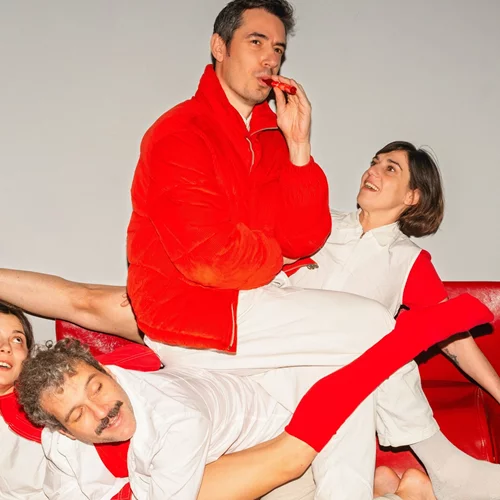 "Κνοκ": Μια σύγχρονη και ανατρεπτική ματιά σε κλασικό έργο από τη Αργυρώ Χιώτη και τον Έκτορα Λυγίζο