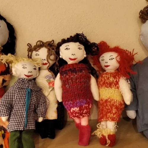 "Το Επισκεπτήριο": Έκθεση με κούκλες από τις κρατούμενες των Γυναικείων Φυλακών Θήβας