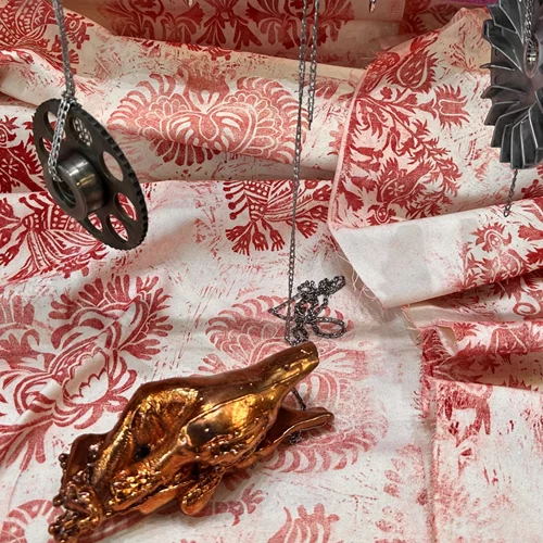 Η Μαλβίνα Παναγιωτίδη στολίζει τη βιτρίνα του Συλλόγου Εκπαίδευσης Νεανίδων