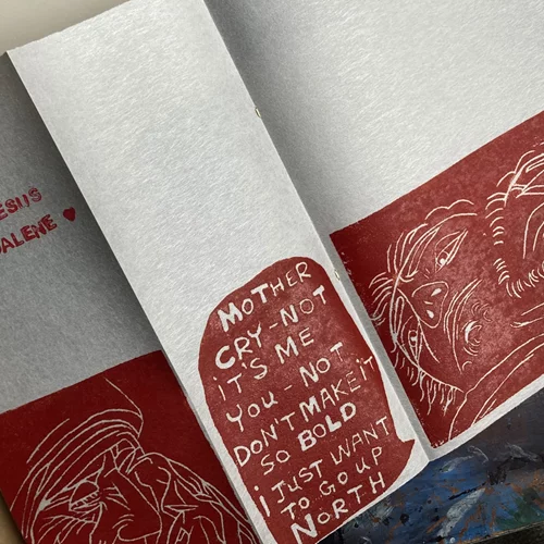 "Prints + Chips anyone?": Ένα χειροποίητο artbook φέρνει τη χαρακτική στο επίκεντρο