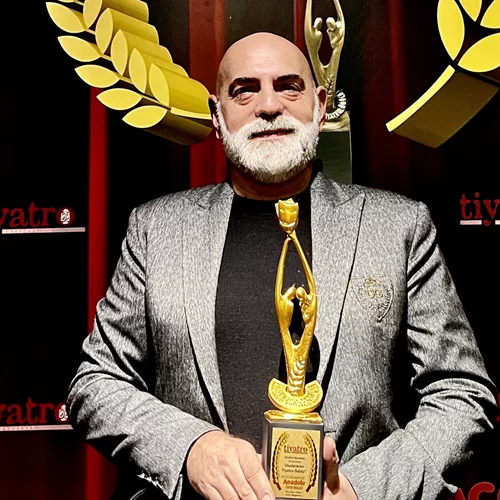 Δημήτρης Καρατζιάς: Βραβεύτηκε στα 10α Διεθνή Βραβεία Θεάτρου της Ανατολίας