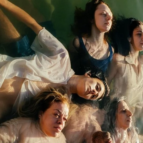 "Μάμι": Ένας στοχασμός για τη μητρότητα από τον Μάριο Μπανούσι