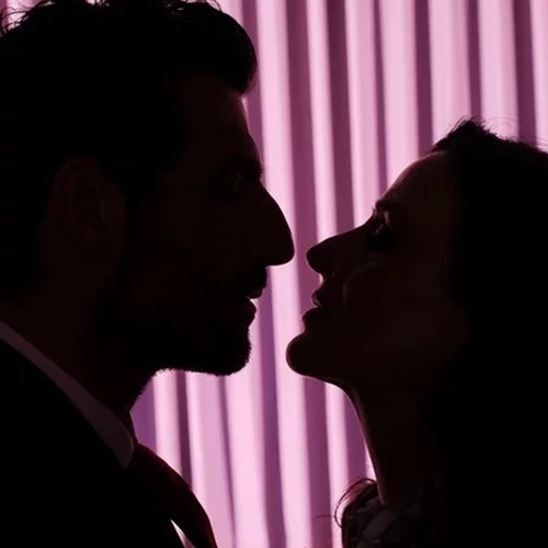 "Οιδίποδας" του Ρόμπερτ Άικ στη Στέγη: Μια καταιγιστική τραγωδία με Κουρή - Καραμπέτη