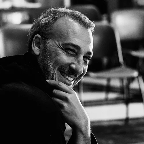 Ο Μίνως Μάτσας λέει τα τραγούδια των "αγνών πληγωμένων ψυχών"