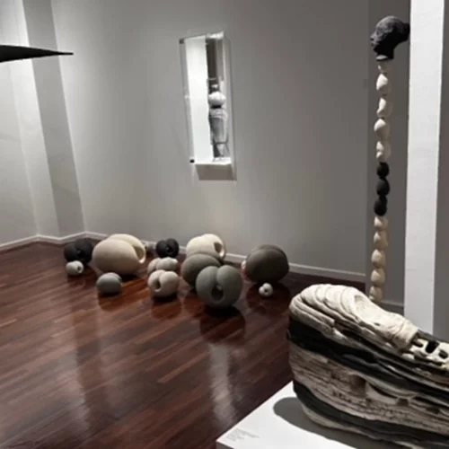 Με βιβλιοπαρουσιάσεις και events για την κεραμική συνεχίζεται η έκθεση  "Χθόνιο Φως" στο Λόφος art project