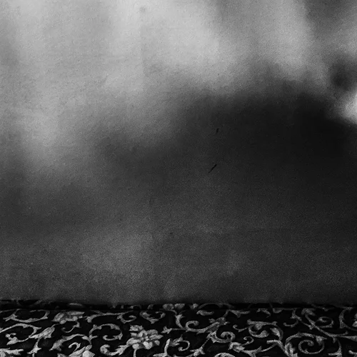 Η Λίζη Καλλιγά στήνει μια ασυνήθιστη έκθεση στο Αρχείο Ακριθάκη