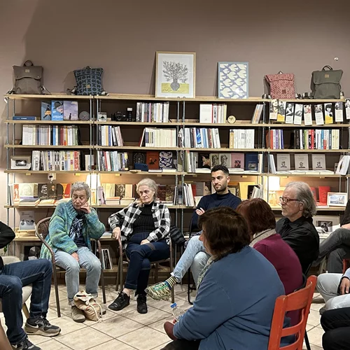 "Μικροί Γαλαξίες": Πώς το βιβλιοστέκι της Μονεμβασιάς έγινε αφορμή για τη δημιουργία ενός πρωτότυπου book club