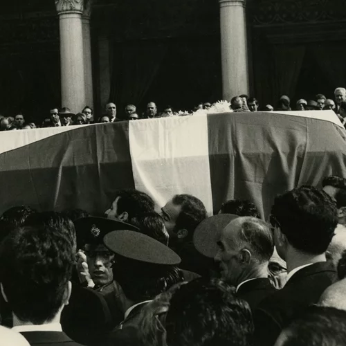 Από τη χουντική βαρβαρότητα στην αδέσμευτη σκέψη: Νέα έκθεση στο Μέγαρο Εϋνάρδου του ΜΙΕΤ