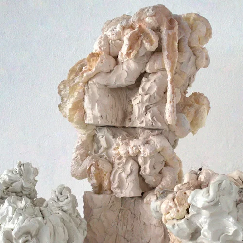 Θραύσματα ενός αποδομημένου κουκλόσπιτου στο Κέντρο Τεχνών Μετς