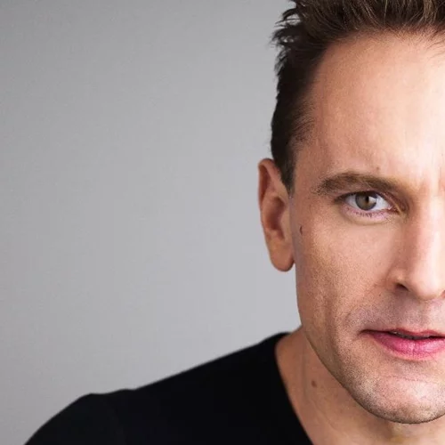 Η Ιόλη Ανδρεάδη συνεχίζει μια διεθνή τροχιά επιτυχιών: Σκηνοθετεί ξανά τον Gene Gillette στην Αθήνα