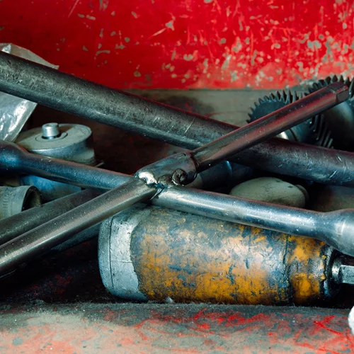 Μια γκαλερί στο κέντρο της Αθήνας μετατρέπεται σε ερημωμένο συνεργείο αυτοκινήτων