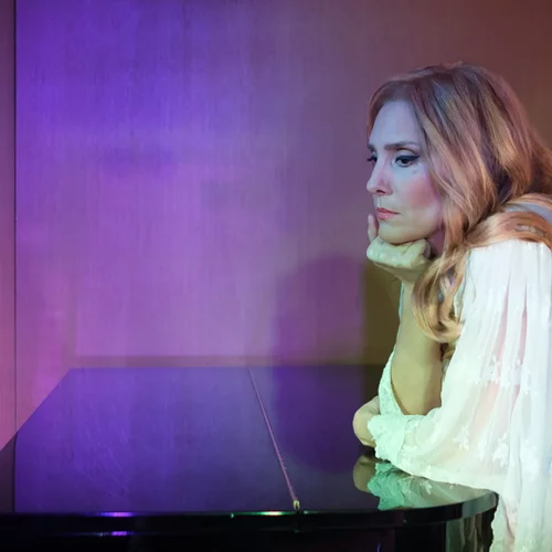 Η Εύα Κοτανίδη ξανασυναντά τη Dalida: Μια επιστροφή - εξομολόγηση στο Μέγαρο Μουσικής