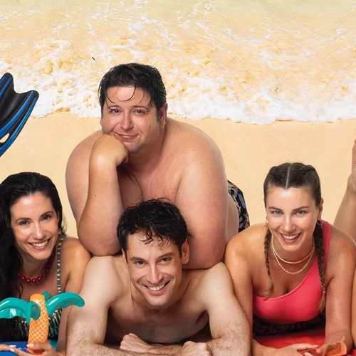 Ατακαδόρικο χιούμορ και γέλιο στο "Μία μέλισσα τον Αύγουστο" που κατεβάζει αυλαία