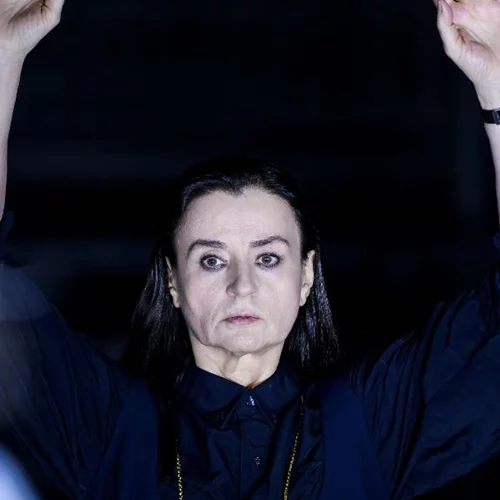 Για την Καρυοφυλλιά Καραμπέτη, η τέχνη έχει ακόμη τη δύναμη να μας λυτρώνει