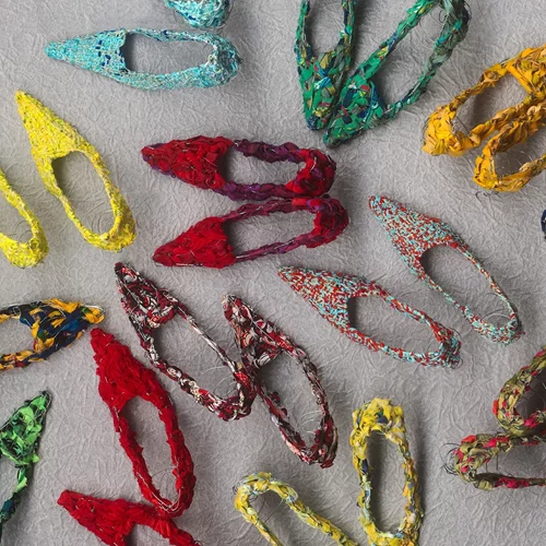 "Τα παπούτσια που λιώναν στον χορό": Το παραμύθι των αδελφών Γκριμ αποκτά άλλο τέλος