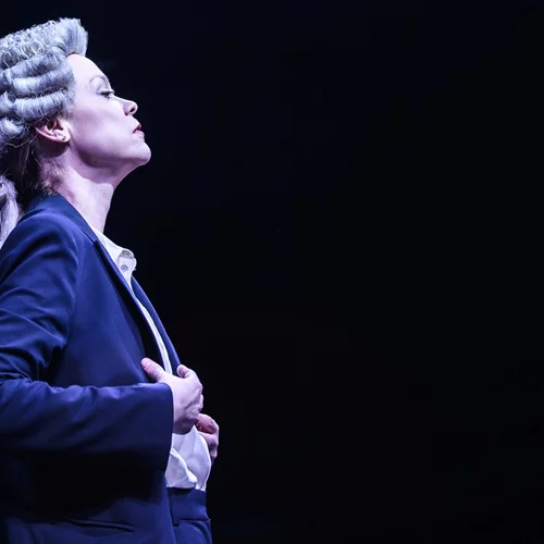 Πότε να δείτε το "Prima facie" κατά την εορταστική περίοδο;