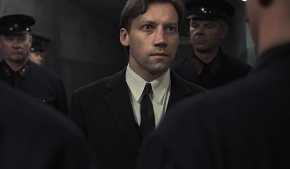 Στους "Δύο Εισαγγελείς", ο Σεργκέι Λόζνιτσα παρουσιάζει ένα δραματικά επίκαιρο ιστορικό θρίλερ