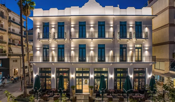 To &quot;Grand Hotel Kalamata&quot; επαναπροσδιορίζει την αστική πολυτέλεια