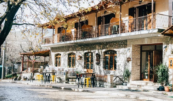 Aroanides: Στο Πλανητέρο κοντά στα Καλάβρυτα βρήκαμε ένα καταφύγιο φυσικής ομορφιάς και ηρεμίας