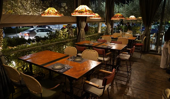 Video walkthrough: Η Ναταλία Δραγούμη δοκιμάζει το &quot;Feedέλ&quot;, ένα γαστρονομικό μεζεδοπωλείο όχι σαν όλα τ&#39; άλλα!