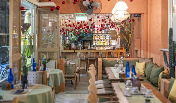 Video walkthrough: Η Ναταλία Δραγούμη απολαμβάνει εκλεκτές γεύσεις και κοκτέιλ στο &quot;Azimouthio&quot;