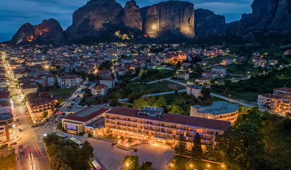 Divani Meteora Hotel: Πολυτέλεια στη σκιά των βράχων