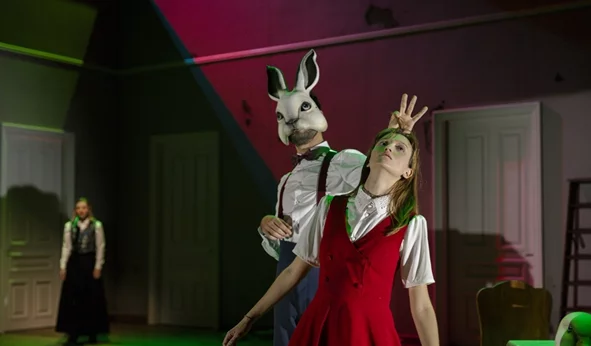 Οι &quot;Περιπέτειες της Αλίκης στη Χώρα των Θαυμάτων&quot; από την Παιδική Σκηνή του Εθνικού Θεάτρου: Ένα ταξίδι ελευθερίας και φαντασίας