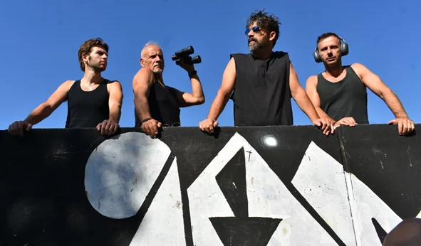 Ποιοί είναι &quot;Αυτοί που κοιτούν&quot; και γιατί περιμένουμε αυτή τη θεατρική σύμπραξη πώς και πώς;