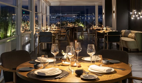 Αγίου Βαλεντίνου στο WHISPERS: Ένα δείπνο για δύο πάνω από τη φωτισμένη Αθήνα