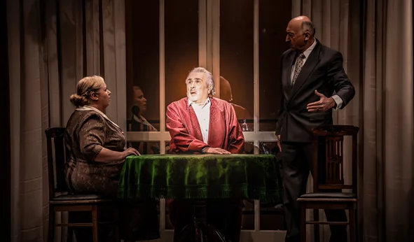 Theatre pick: "Ένας ήρωας με παντούφλες", ο Λάκης Λαζόπουλος ξαναζωντανεύει την εμβληματική κωμωδία