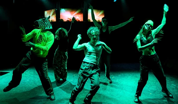 "Απόψε κανείς δεν πεθαίνει" – γελάμε με τα καλά και τα κακά μας και περνάμε όμορφα