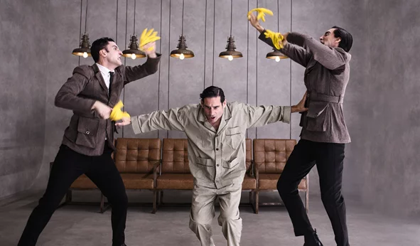 Theater Pick: Στη "Δίκη", ο Άρης Μπινιάρης "ηλεκτρίζει" τον Κάφκα