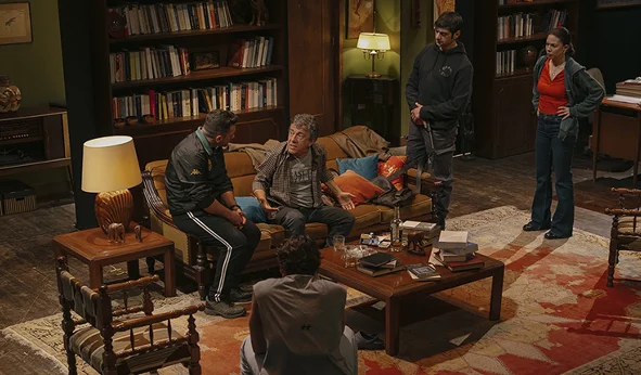 &quot;Άγριοι&quot;: Συνεχίζεται το έργο του Γιώργου Παλούμπη που κάνει ένα σπίτι πεδίο μάχης