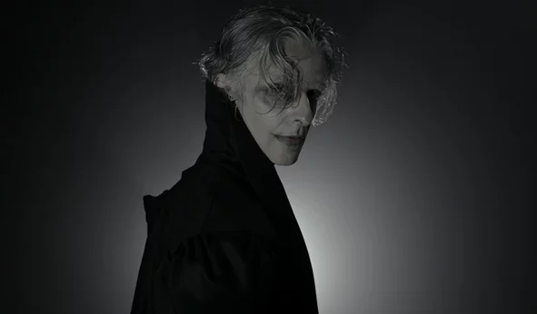 Ο &quot;Dracula&quot; του Θάνου Παπακωνσταντίνου: μια καθηλωτική, σκοτεινή μυσταγωγία