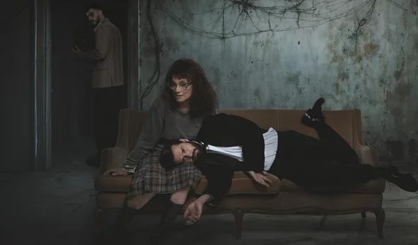 &quot;Misery&quot;: Η παράσταση που σε βάζει μέσα στη σκέψη και τα συναισθήματα των χαρακτήρων