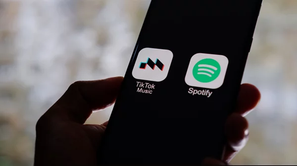 Θα σώσει ή θα σκοτώσει το TikTok την γκρούβα της μουσικής βιομηχανίας;