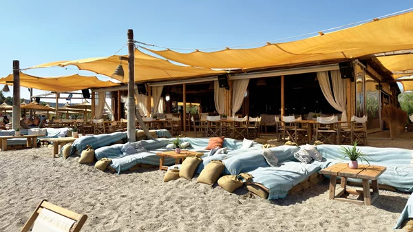 "Alopigia Beach Bar": Κοκτέιλ και ανεμελιά στην άμμο