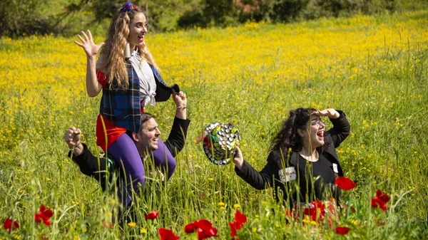 "Το σκοτάδι είναι πράσινο": Μια διαδραστική παράσταση για το περιβάλλον και τη διαφορετικότητα από την Αθηνά Χατζηαθανασίου