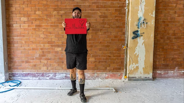 Επιτέλους ο Άνταμ Κοντοβάς ανοίγει το δικό του "Ex Machina" στο Παγκράτι και μας λέει τα πάντα γι αυτό