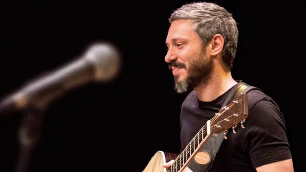 "Μαζί στο φως": Μια συναυλία στο απόλυτο σκοτάδι με τον Αλκίνοο Ιωαννίδη