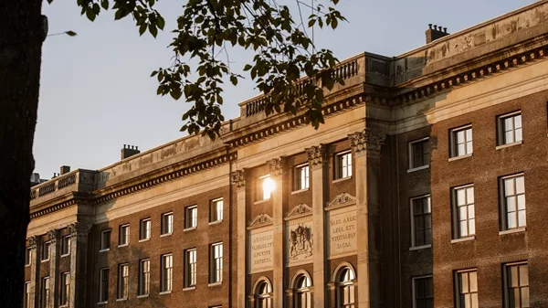 Το παλιό δικαστήριο που μεταμορφώθηκε σε εντυπωσιακό ξενοδοχείο