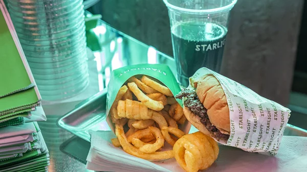 Πώς και γιατί το Starlight έγινε ένα από τα πιο δημοφιλή burgers της πόλης