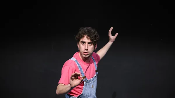 "Από Μέσα": Ένα θεατρικό εμπνευσμένο από το "Nutshell" του Ian McEwan