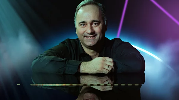 Μια νοσταλγική βραδιά piano-bar με τον Κώστα Τσαγγαρίδη στο Μέγαρο