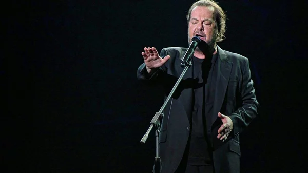 Γιάννης Πάριος: Λατρεία, συγκίνηση και χοροί, στο Θέατρο του Κολλεγίου Αθηνών