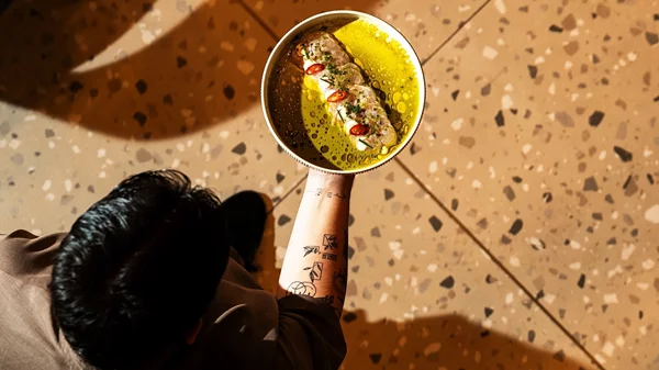 Στον Πειραιά, για ένα αυθεντικά κοσμοπολιτικο bar-restaurant